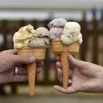 Swifties entran al Departamento de poesía