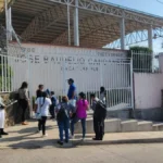 Operarios en helicóptero y a caballo buscan a desaparecidos en inundaciones en Texas